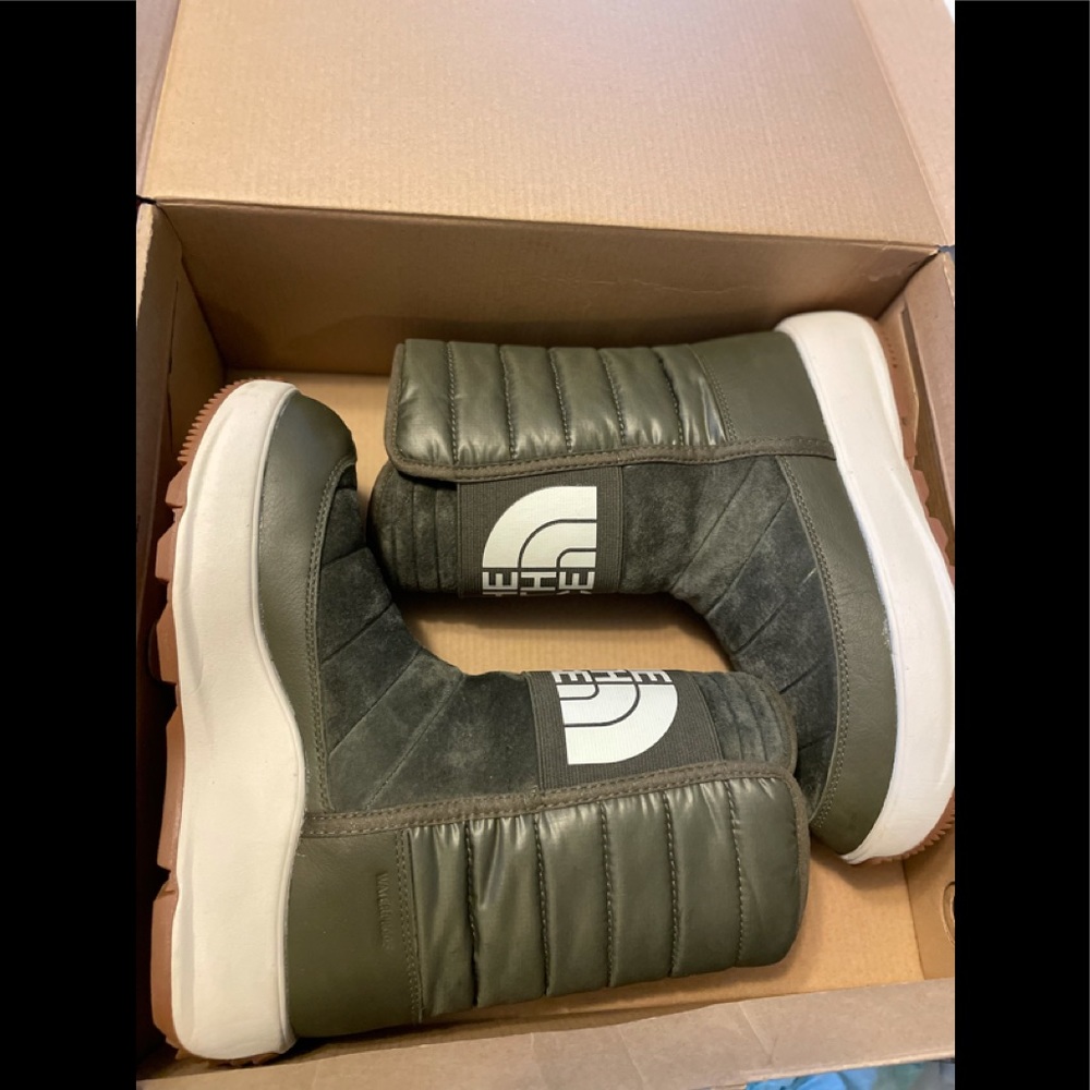 The North Face Green Winter‎ Boots Women’s size 6.5